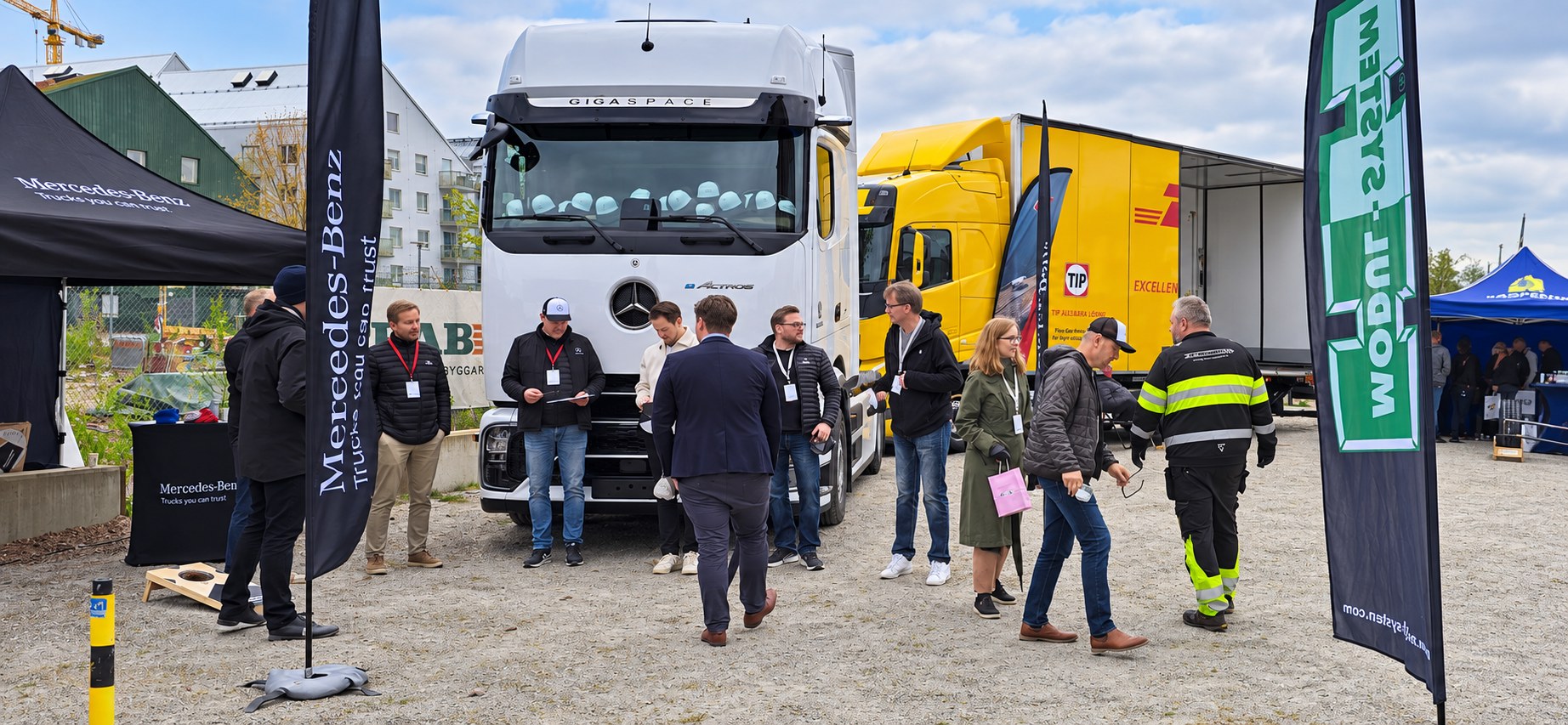 Lastbilar och utställare på utomhusytan