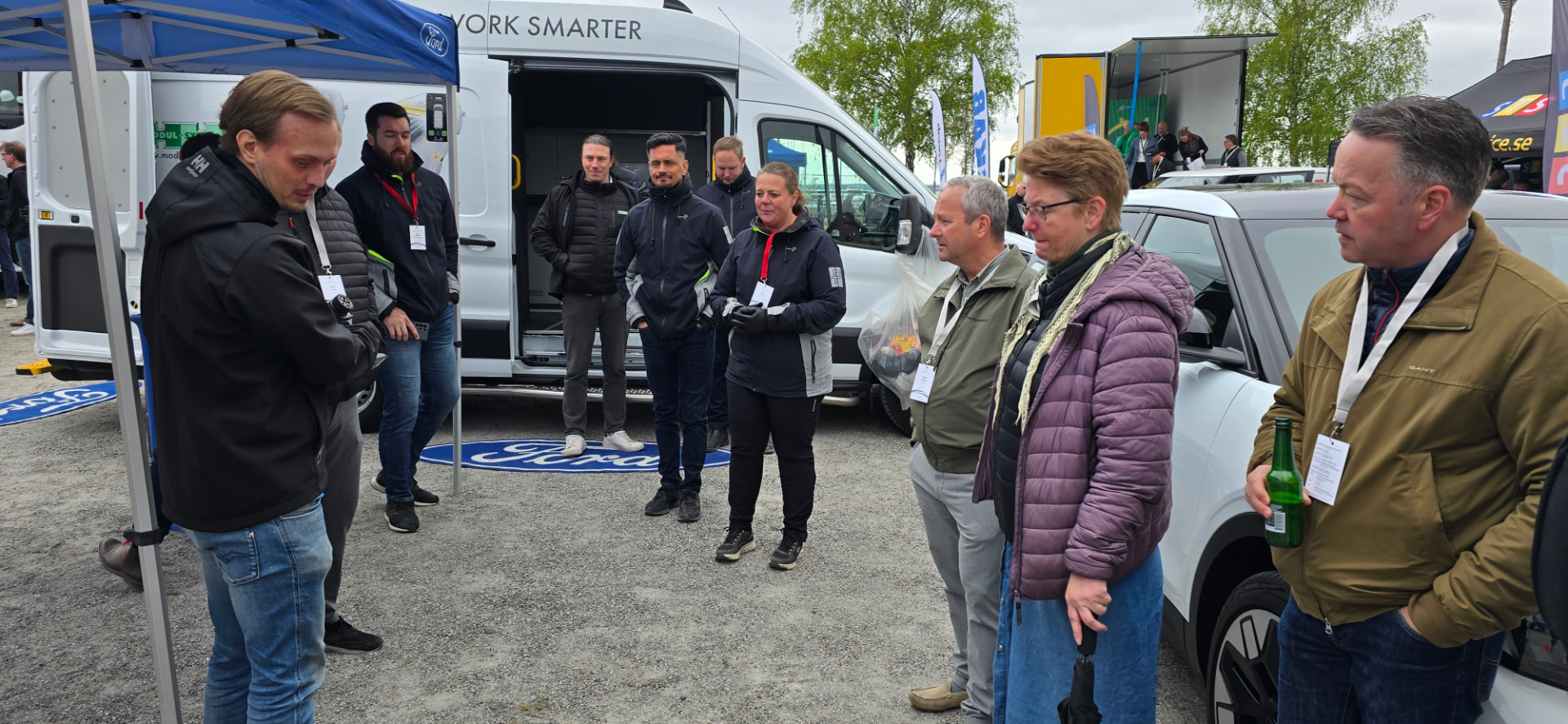 Grupp av deltagare vid produktdemonstration hos en utställare under Partner Challenge