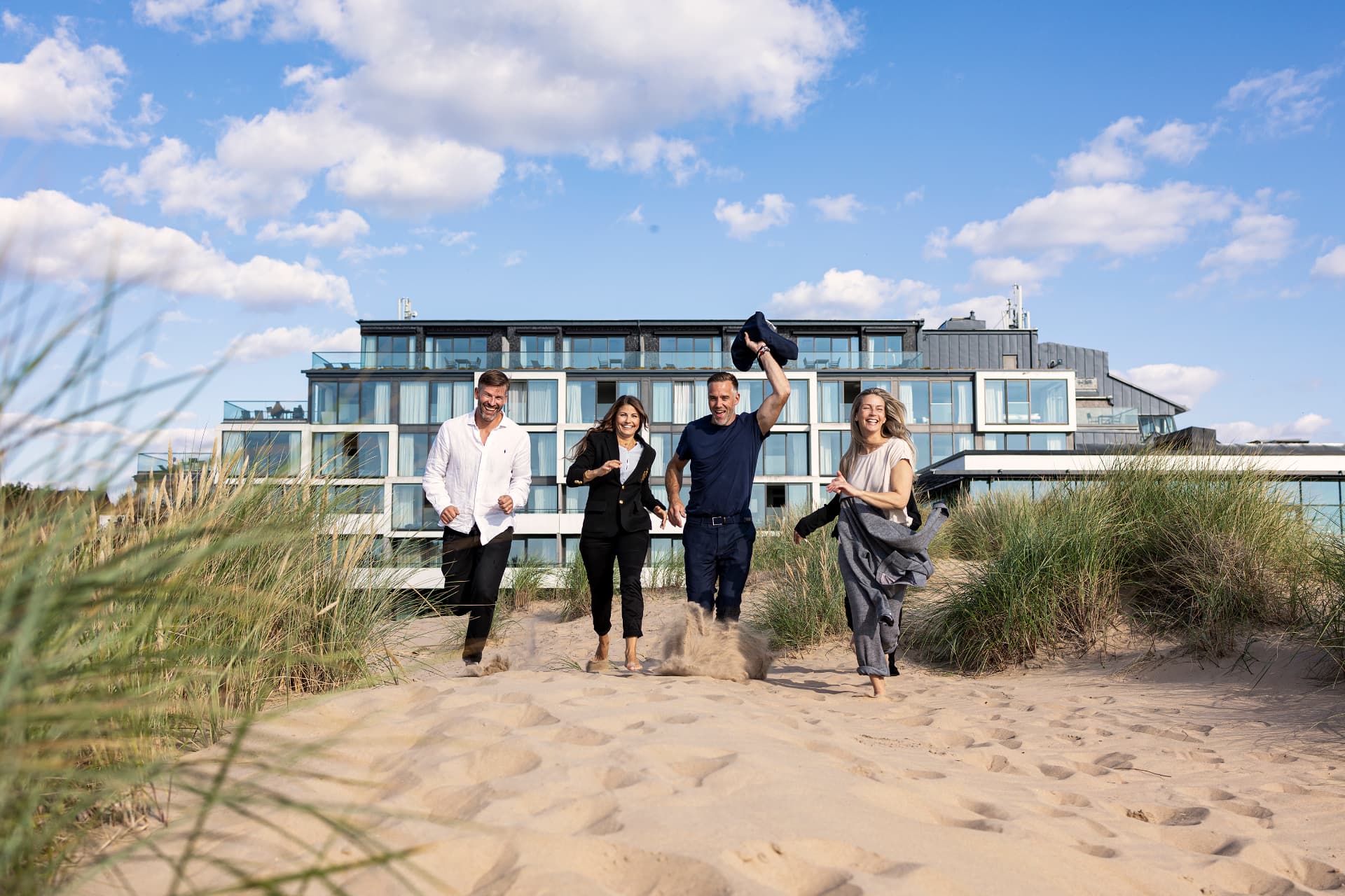 Grupp på stranden framför Hotel Tylösand