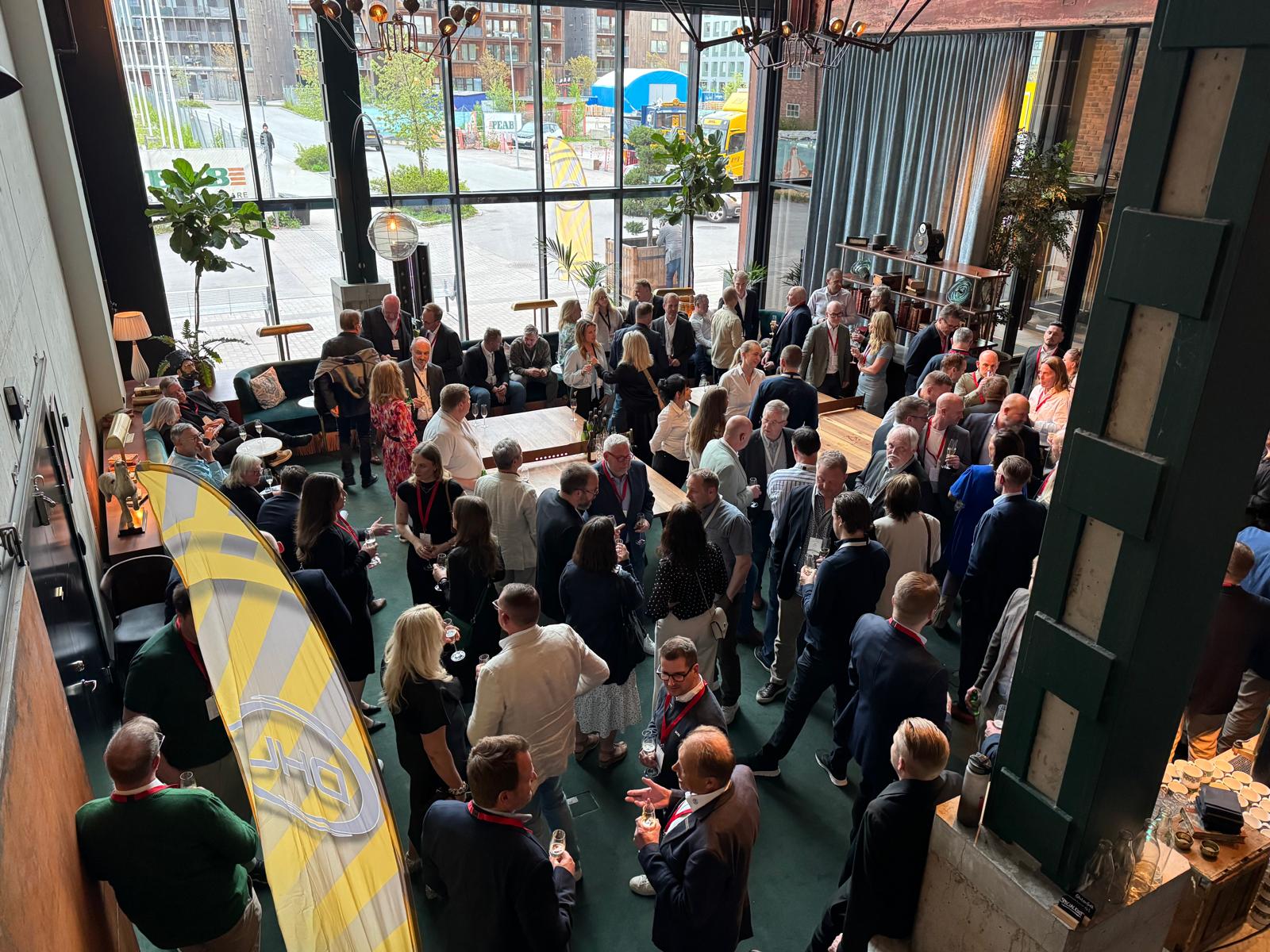 Mingel med deltagare och glas i hand under DHLT Transportforum
